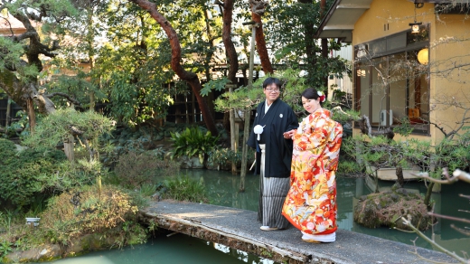 窓の外には美術館