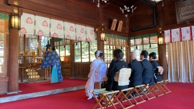 ３・神社前の和装専門店